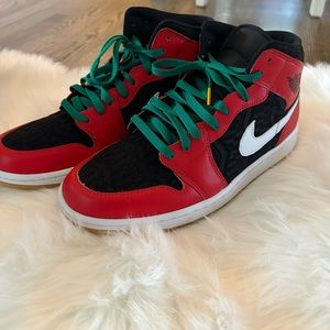 Air Jordan 1 Mid SE Black/fire red-white malachite men’s size 10.5